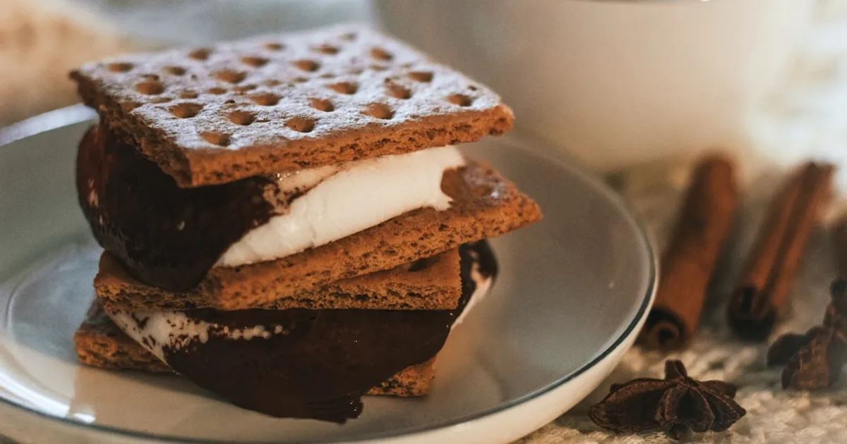 Graham crackers stacked on a plate — are graham crackers halal?
