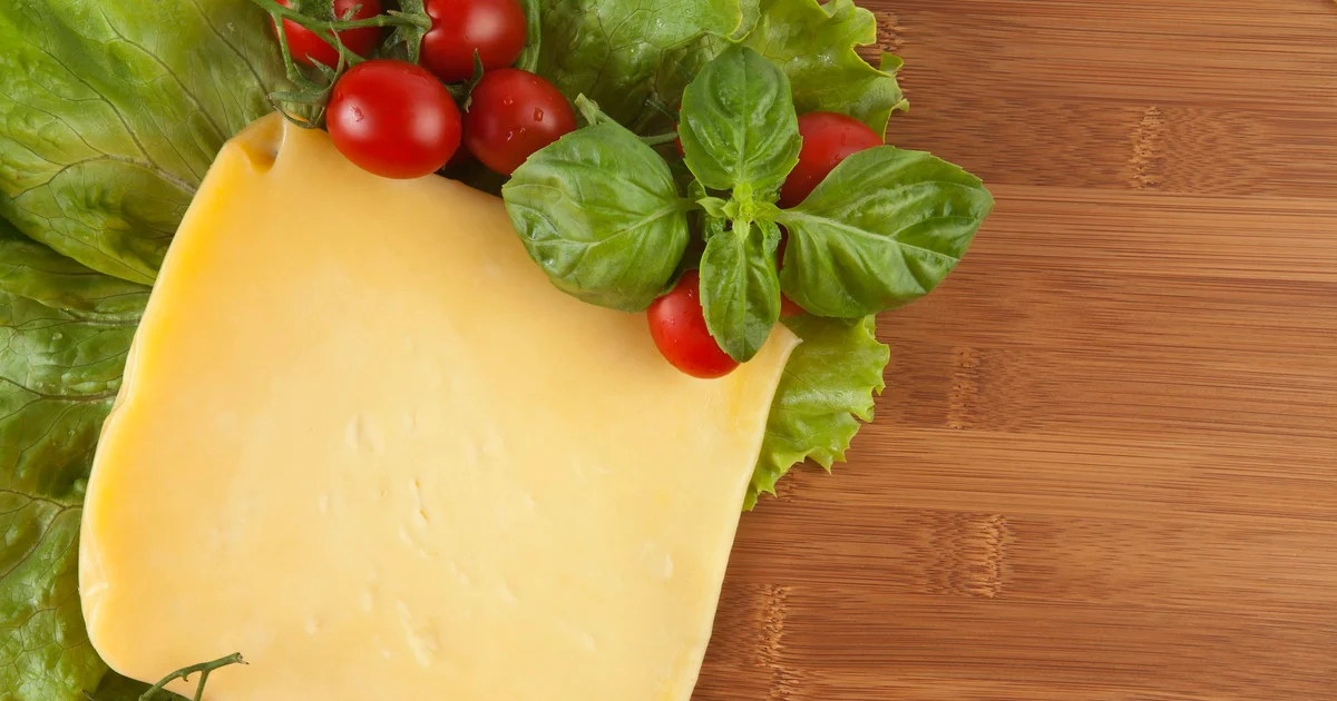 Processed cheese slices and deli meat products with E339 sodium phosphates in ingredient list