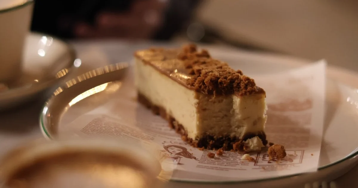 Biscoff-topped baked cheesecake slice